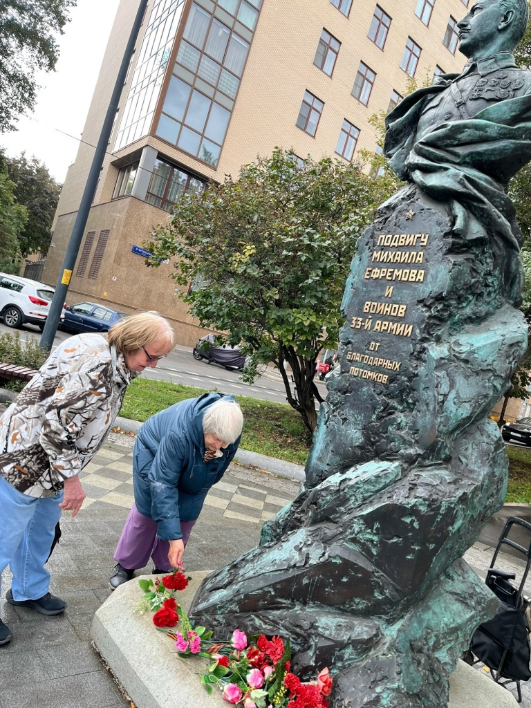 Юрий Березкин и представители местной ветеранской возложили цветы к памятнику героя